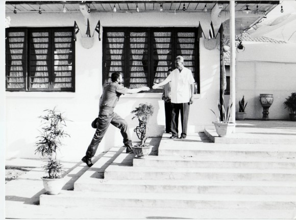 Fidel llega a la residencia de Pham Van Dong. 1973 septiembre. Foto: Estudios Revolución/Cubadebate