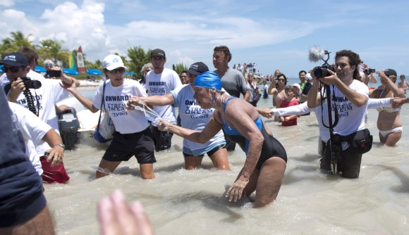 Diana Nayad arriba a las costas de Cayo Hueso. Foto AP/J Pat Carter
