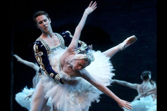 La herencia de los ‘actos blancos’ en el ballet académico es una derivación de las escenas espectrales de la anterior etapa romántica, y es por ello que el cisne es un debate constante de imaginario y estantigua.