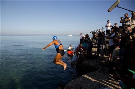 Diana Nyad se lanza a la aventura en su quinto intento entre La Habana y La Florida. Foto: AP