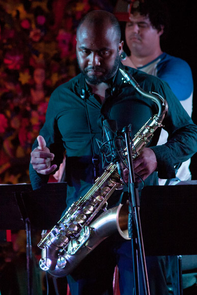 Carlos Miyares en el saxo. Foto: Alejandro Ramírez Anderson.