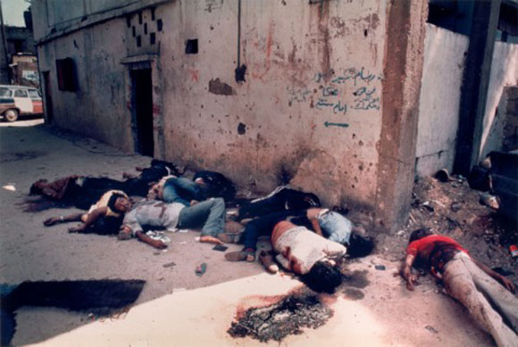 Masacre de palestinos perpetada por las fuerzas falangistas cristinas en el campo de refugiados de Sabra y Shatila, en Beirut, Líbano.
