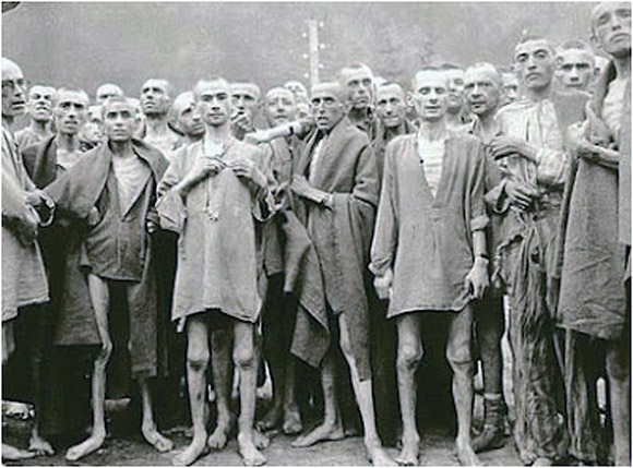 Presos de Auschwitz en deplorable estado físico. Imagen de Archivo. 