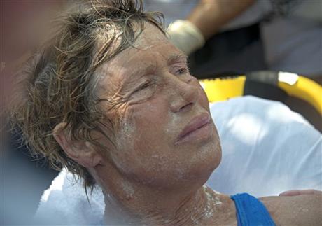 Diana Nyad recibe atención médica tras su llegada a Cayo Hueso. Foto: AP