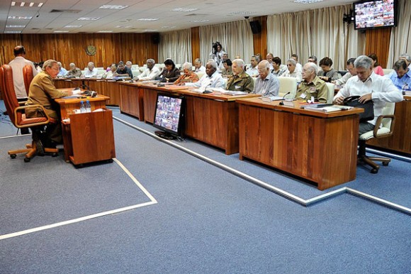 El General de Ejército Raúl Castro Ruz presidió la Reunión del Consejo de Ministros. Foto: Estudios Revolución.