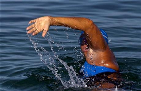Diana Nyad comienza a nadar rumbo a La Florida. 31 de agosto de 2013. Foto: AP