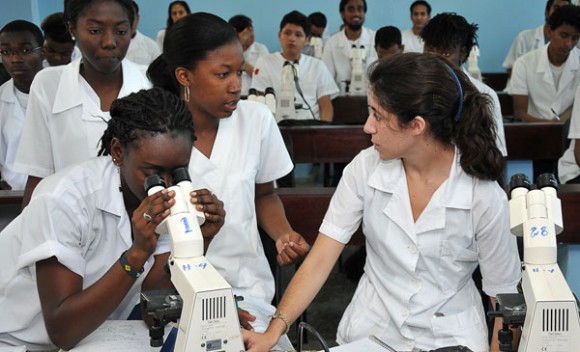 Las Ciencias Médicas reciben la mayor cantidad de ingresos a la educación superior en Cuba. Foto: Raquel Pérez/BBC