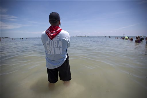 Uno de los integrantes del equipo de Diana Nyad aguarda su llegada a las costas de Cayo Hueso. Foto: AP
