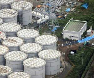 Expertos japoneses inspeccionan tanques de agua en Fukushima. Foto: AFP.