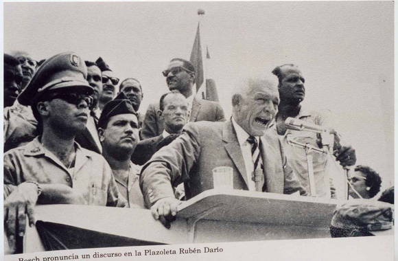 Imagen de archivo que muestra a Juan Bosch pronunciando un discurso en la plazoleta Rubén Darío. 