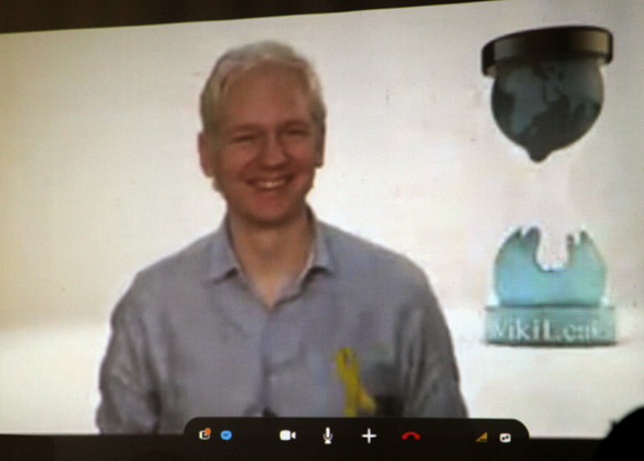 Julian Assange en videoconferencia con La Habana. Foto: Ismael Francisco/Cubadebate