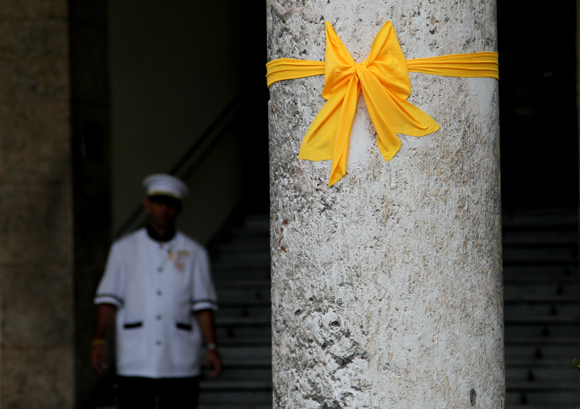 Cintas amarillas por Los Cinco. Foto: Ismael Francisco/Cubadebate.