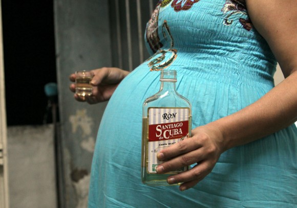 Ron y embarazo no pegan. Foto: Ismael Francisco/Cubadebate