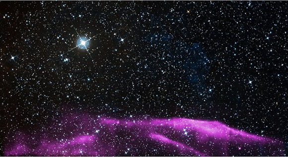 Esta imagen es el producto de la explosión de una estrella masiva en la Vía Láctea. Una observación de Chandra de este remanente de supernova revela la presencia de partículas de energía extremadamente alta producida al extenderse la onda expansiva de la explosión hacia el espacio interestelar.