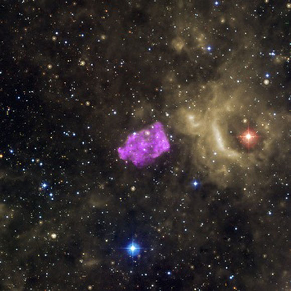 Imagen de un remanente de supernova galáctica con una forma inusual. Los investigadores creen que su forma se debe a la acción de los restos aún calientes de la estrella que explotó.