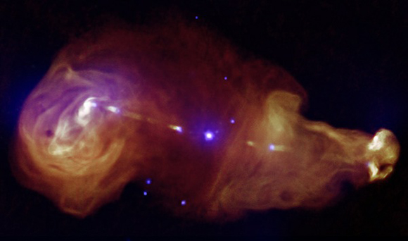 En esta fotografía se aprecian los chorros generados por agujeros negros supermasivos en los centros de las galaxias, capaces de transportar grandes cantidades de energía a través de largas distancias.