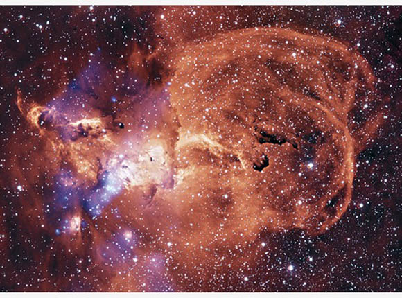 Esta imagen muestra una región de gas brillante en el brazo de Sagitario, en la Vía Láctea, que se encuentra a unos 9.000 años luz de la Tierra.