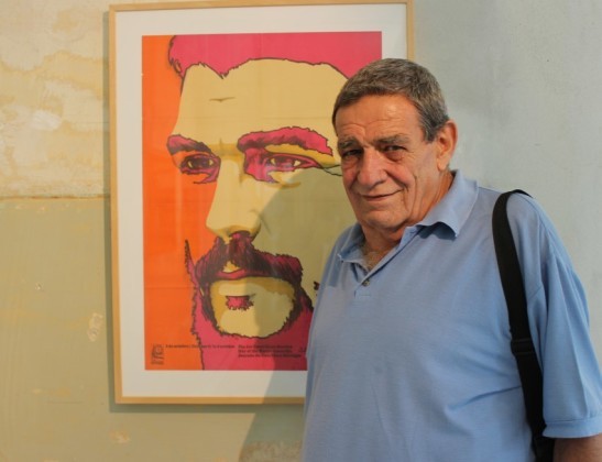 El diseñador cubano Olivio Martínez Viera junto a una de sus obras expuestas en MIRA CUBA...