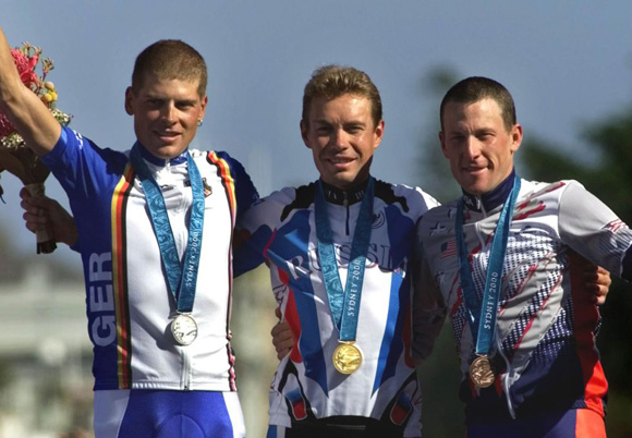 Este es el podio de la prueba contrarreloj de Sydney 2000, con el ruso Viacheslav Ekimov, ganador en el centro, el alemán Jan Ullrich, plata, a la izquierda, y Lance Armstrong a la derecha. / AP