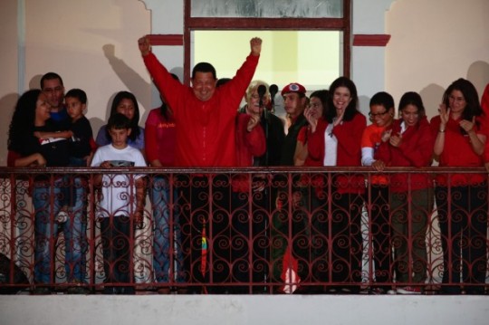 Chávez celebra en el Balcón del Pueblo el triunfo electoral del 7 de octubre de 2012. Foto: Archivo