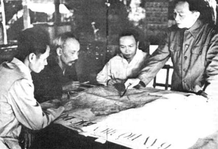 Vo Nguyen Giap explica a Ho Chi Minh y otros camaradas su plan de batalla en la preparación de Dien Bien Phu. 1954