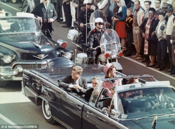 El coche presidencial momentos antes del asesinato del Presidente Kennedy.