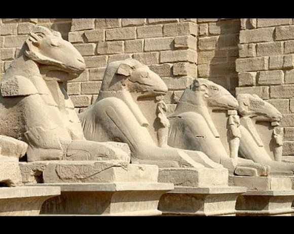 Las esfinges se solían representar como un león acostado con cabeza humana, aunque en ocasiones la cabeza era de carnero, como en esta serie de esfinges del Templo de Karnak, en Luxor.