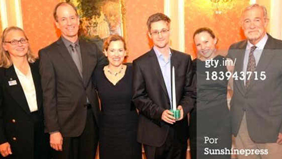 Snowden, acompañado cuatro ex informantes de las actividades ilegales de la CIA, el NSA y el FBI.