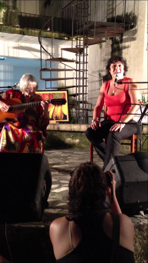 Marta Valdés (guitarra) y Gema Corredera en el concierto que tuvo lugar el 26 de octubre de 2013 en el Centro Pablo, de La Habana.