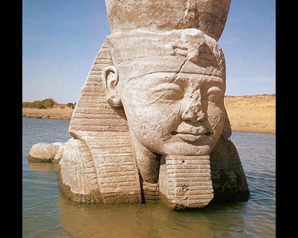 Una esfinge del templo de Ramsés II se encuentra parcialmente sumergida en el agua. Fue transladada para evitar su destrucción con motivo de las fuertes inundaciones del Nilo durante la construcción de la presa de Asuán.