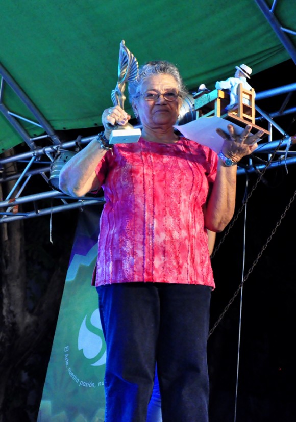 13 Recibe el premio al periodismo en representación de Rolando Segura, su madre. Foto. Roberto Garaicoa. Cubadebate.