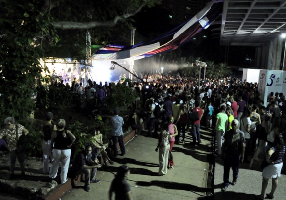16Cierra la Gala con musica. Foto. Roberto Garaicoa. Cubadebate.