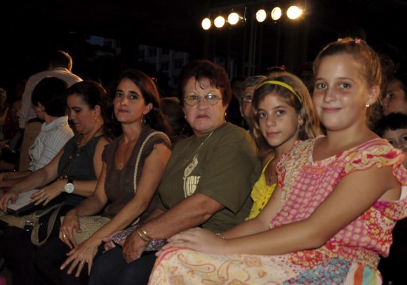 1Madre e hijas de Ania Pino Foto. Roberto Garaicoa, Cubadebate.