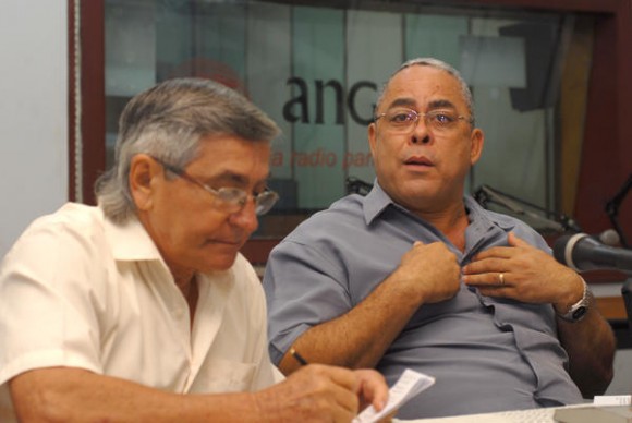 Intervención de Luis Antonio Torres Iribar (D), primer secretario del Partido Comunista de Cuba (PCC) en Holguín durante el encuentro con periodistas, realizado en el estudio 2 de la emisora provincial Radio Angulo, en el oriente de Cuba, el 2 de noviembre de 2013. Foto: Juan Pablo Carreras / AIN.