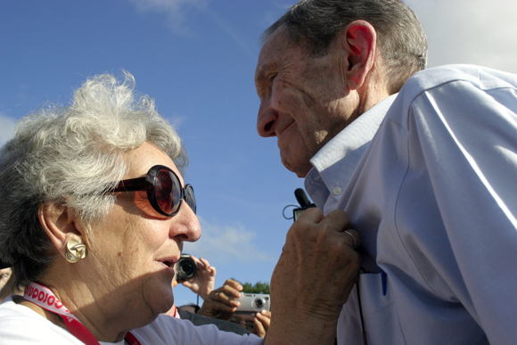 Irma Sewherert, madre de René González, coloca en el pecho de Ramsey Clark la Orden de la Solidaridad. Foto: Daylén Vega / Cubadebate.