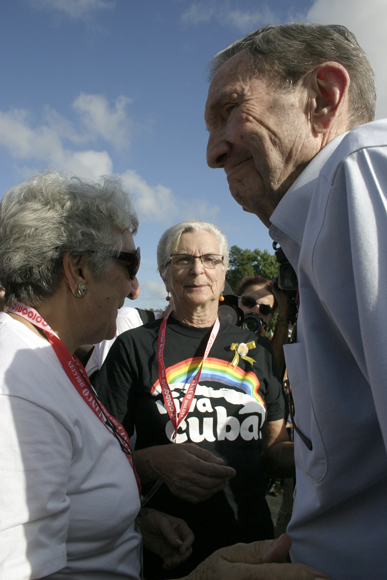 Madres de Los Cinco junto a Ramsey Clark al ser condecorado. Foto: Daylén Vega / Cubadebate.