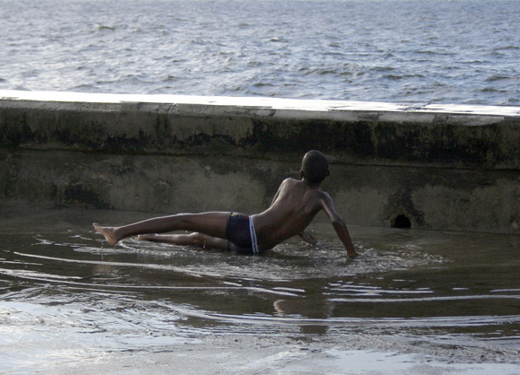 Niño que espera la ola. Foto: Daylén Vega/Cubadebate