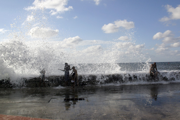 El juego de la ola. Foto: Daylén Vega/Cubadebate