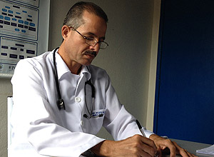 El médico cubano Nelson López en Frei Miguelinho, Pernambuco, Brasil. Foto: Folha de Sao Paulo