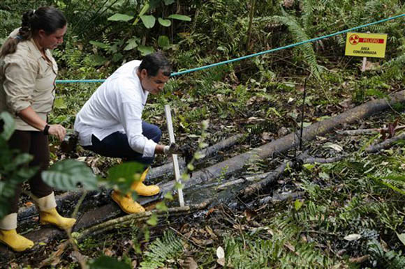 El presidente de Ecuador, Rafael Correa, examina el área contaminada por la explotación petrolera de Chevron. Foto: Archivo. 