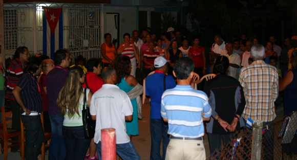 Vecinos de la Comunidad Emilio Bárcenas en Holguín reciben a delegados IX Coloquio. Foto: Daylén Vega / Cubadebate