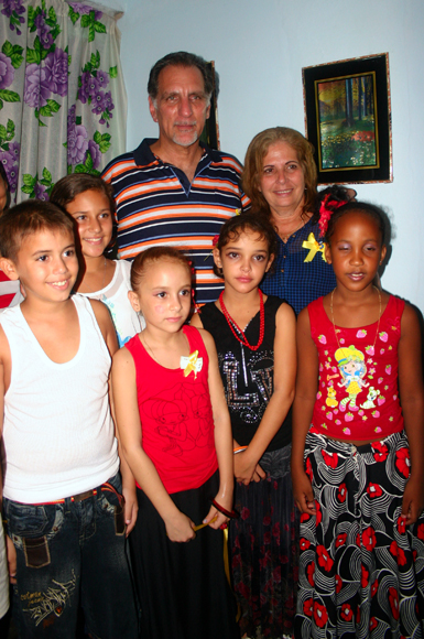René González junto a su esposa Olga, y pequeños de la comunidad.  Foto: Daylén Vega / Cubadebate