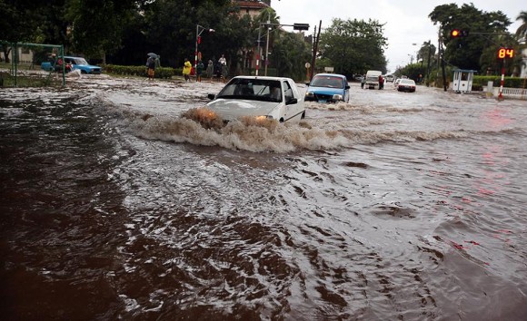 Fuertes aguaceros han estado cayendo sobre la capital cubana en las últimas 24 horas, provocando inundaciones en nuemoras calles y en las zonas más bajas. Foto: Alejandro Ernesto Pérez Estrada, Tomada de Facebook.