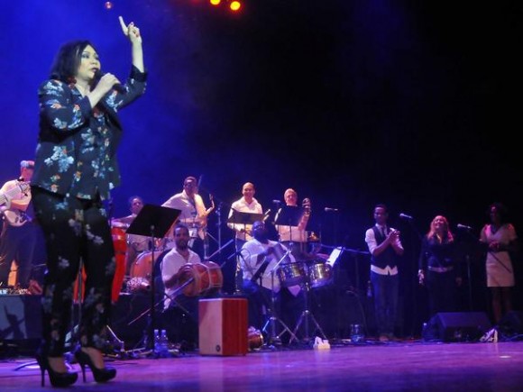Actuación de la cantante dominicana Maridalia Hernández y su banda acompañante,  durante el concierto clausura del encuentro Voces Populares,  realizado en el  Teatro Nacional, en La Habana, Cuba, el 9 de noviembre de 2013 AIN FOTO/Oriol de la Cruz ATENCIO