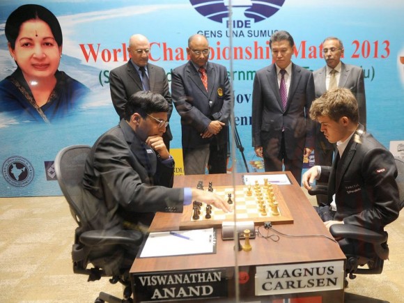 Anand y Carlsen dureante la cuarta partida. Foto: EFE