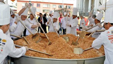 Costa Rica, febrero de 2012. 52 chefs costarriqueños establecieron el récord mundial de cantidad de arroz cantonés frito. Prepararon 1.360 kilos de este plato, suficiente para alimentar a más de 7.000 personas. Foto: AFP EZEQUIEL BECERRA