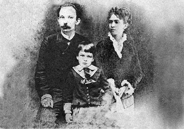 De izquierda a derecha: José Martí, José Francisco Martí y Carmen Zayas Bazán