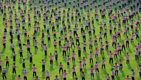 Bangkok, Tailandia, febrero de 2013. 4.483 tailandeses hicieron girar sus aros 'hula-hoop' simultáneamente durante siete minutos, lo que constituye el récord Guinness de esta 'disciplina'. Foto: Corbis