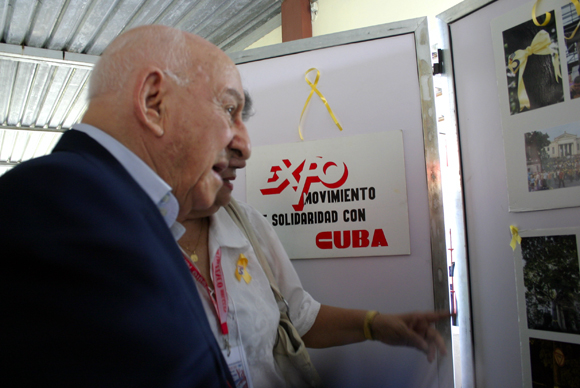 Giustino di Celmo, padre del joven Fabio di Celmo, víctima del terrorismo contra Cuba, en la exposición fotográfica de movimientos de solidaridad. Foto: Daylén Vega / Cubadebate