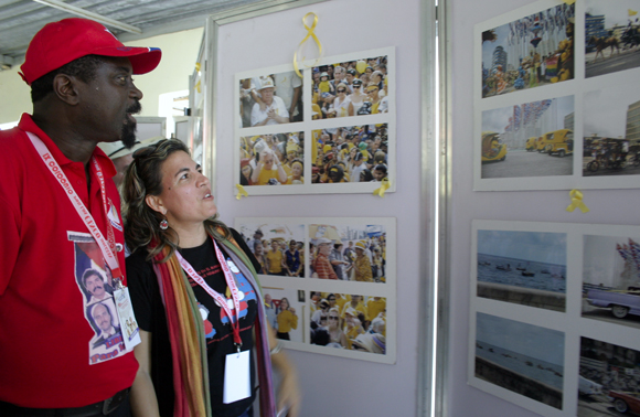 Kenia Serrano, presidenta del ICAP junto a Fernando Jaime, representante del Movimiento Popular de Liberación de Angola.  Foto: Daylén Vega / Cubadebate.